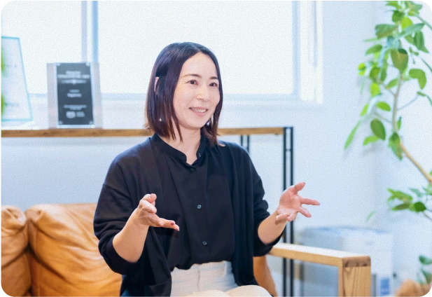 話す女性社員
